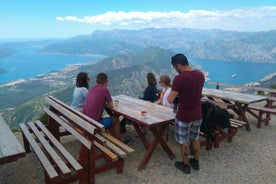 Parque Nacional Privado Lovcen con degustación de comida y vino.