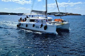 Athens: Riviera Catamaran Tour with Fresh Meal and Drinks