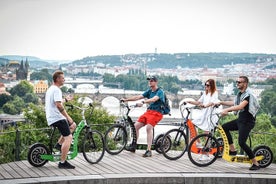 1,5 uur durende E-Scooter Praag kleine groepsreis met het beste panoramische uitzicht