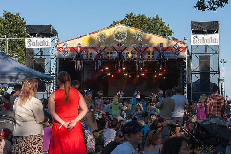 Viljandi_folk_music_festival_main_stage_2012.JPG