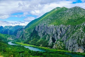 Omiš 和 River Cetina 乘船游览，从马卡尔斯卡里维埃拉出发享用午餐