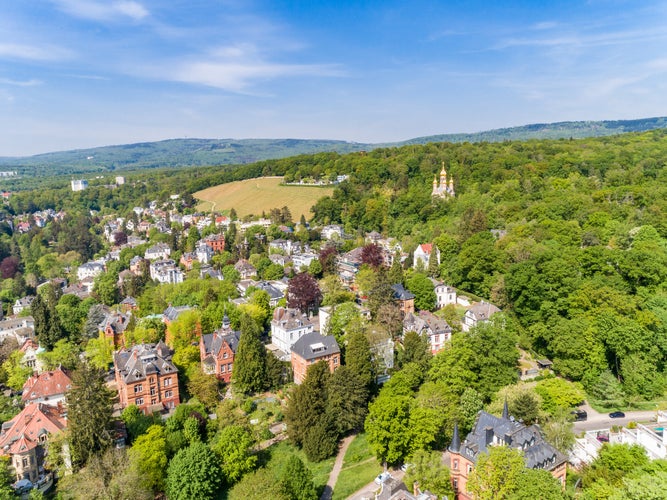 Panoramic view of the city of Wiesbaden, the Neroberg, the Opelbad, the Russian Orthodox Church and the beautiful surroundings.