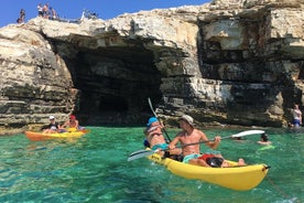 Esplorazione delle grotte in kayak