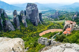 Tour privato di un'intera giornata a Meteora da Atene, pranzo incluso