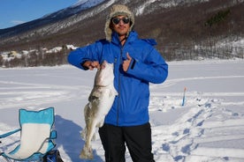 Pesca en el hielo en el fiordo