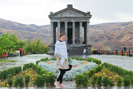 Visite en groupe : le temple de Garni, Geghard et préparation du lavash (pain arménien) au départ d'Erevan