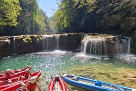 Caiaque nas cachoeiras Mreznica perto dos lagos Slunj e Plitvice