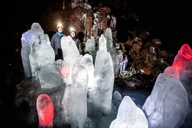 Erforschung der Eishöhle Lofthellir - Eine Permafrosthöhle in einem Magmatunnel.