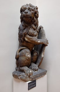 Photo of Heraldic lion from the end of the 18th century . Brussels City Museum .
