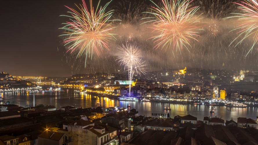 fireworks at the douro river on new year eve.jpg