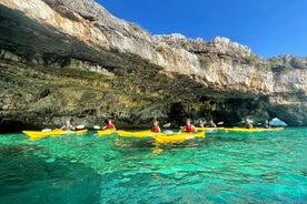 Kajaktour in Leuca mit Halt und Schwimmen in der Höhle