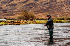 Pesca de salmón atlántico y trucha marina. Río Erriff, Mayo. Ghillie de habla francesa.