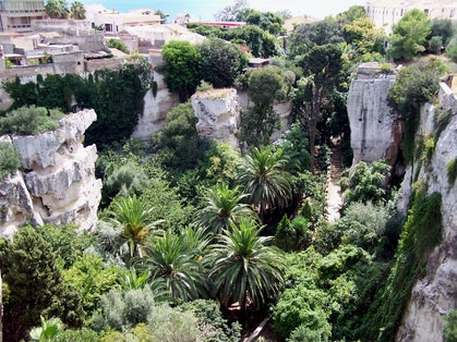 La "Latomia dei Cappuccini a Siracusa, vista dall'alto.