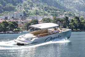 Excursion privée en bateau de luxe : Lady of the Rocks et Blue Cave - jusqu'à 15 personnes (3 heures)