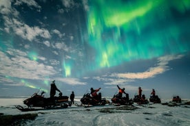 Aventura de la aurora boreal en moto de nieve