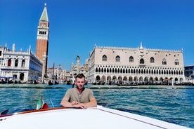 Venezia dall'acqua: tour privato in barca personalizzato per te!