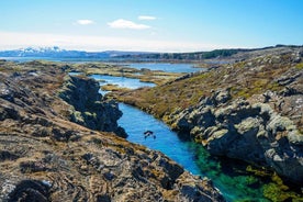 特惠套餐：从雷克雅未克出发的小团 Silfra 浮潜和熔岩洞穴探险