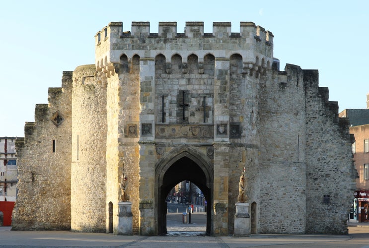 Photo of the Southampton bargate after the restoration of the lions