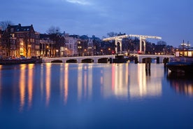 Cruzeiro pelo canal noturno de Amsterdã