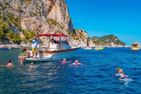 Passeio de barco para pequenos grupos em Capri saindo de Sorrento