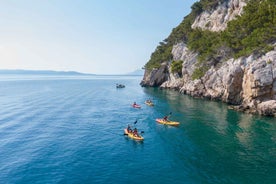 Makarska: Leiðsögn í sjókajak með köfunarstoppi