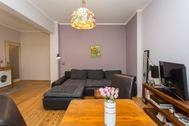 Colorful 2BDR Apartment in the City Center