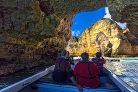 Passeio de Barco Ponta da Piedade às Grutas e Praias com Guia Local