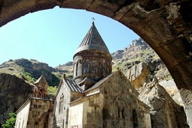 Sinfonia delle pietre, Garni, Geghard, sosta fotografica all'arco di Charents