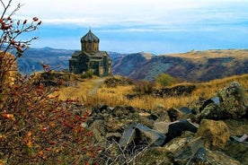 Excursão privada a Aragats-Lake Kari - Monumento ao Alfabeto Armênio - Fortaleza de Amberd