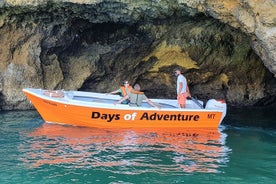 Passeio de barco ao longo da costa de Lagos para visitar as grutas da Ponta da Piedade e conhecer as praias