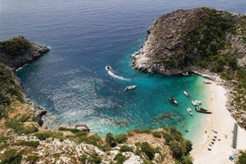 Tour privado en lancha rápida por las playas y cuevas de la bahía de Grama