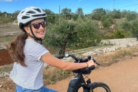 Alberobello mit dem E-Bike. Die Landschaft, eine Mühle und ein Bauernhof