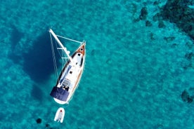 Excursión privada de día completo en velero por Ibiza y Formentera