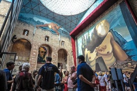 Visita al Museo Dalí, Casa Dalí y Cadaqués para grupos pequeños desde Barcelona