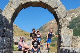 Parque Arqueológico Amantia al aire libre de Vlore y puente Brataj