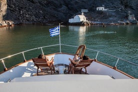 Santorini: Privat kryssning med motoryacht med 5-rätters måltid