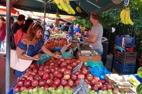 Tour de comida tradicional griega para grupos pequeños por Atenas con degustaciones