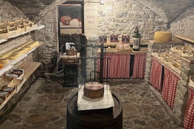 Zwei Weinproben und Besuch eines historischen Kellers in den alten Mauern von Montalcino