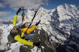 Parapente au-dessus des Alpes suisses au départ de Lauterbrunnen