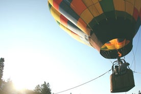 Montserrat e passeio de balão de ar quente com visita ao mosteiro com busca no hotel