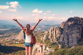 Von Athen: Ganztägige Meteora-Tour mit griechischem Mittagessen