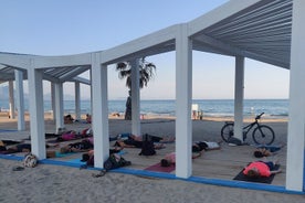 Lezione di yoga e meditazione di fronte al mare e alle montagne ad Alicante