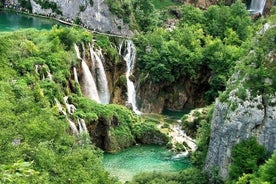 El parque natural de Plitvice Lakes transporta, y vuelve a Zadar