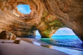 Crucero al atardecer en la cueva de Benagil