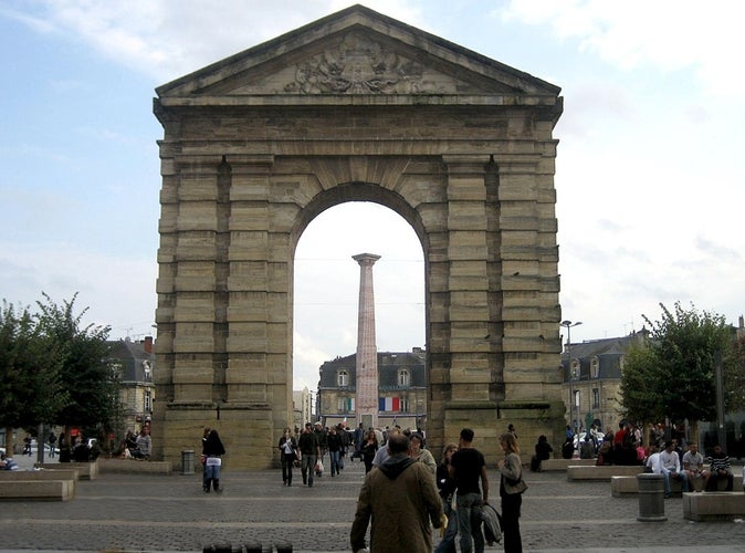 Porte_d-Aquitaine._Bordeaux,_France_-_panoramio.jpg