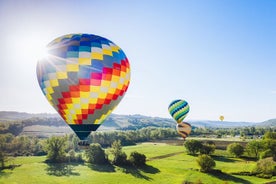 Voo de balão de ar quente sobre Toscana saindo de Siena