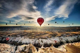 Paseo en globo en Capadocia con recorrido por la ciudad para grupos pequeños