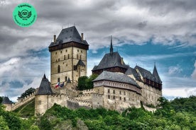 Visita al castillo Karlštejn de grupos pequeños y cuevas Koneprusy