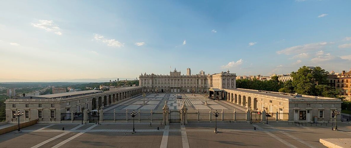 Royal_Palace_of_Madrid_Panorama.jpg