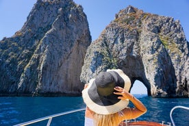 Bootstour in kleiner Gruppe zur Küste von Sorrent, nach Capri und zur Blauen Grotte